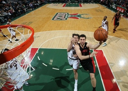 NBA: Bargnani batte Belinelli, Lakers vittoriosi
