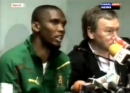 Eto\'o attacca un reporter. VIDEO