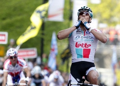 Ciclismo: super Gilbert vince la Freccia Vallone