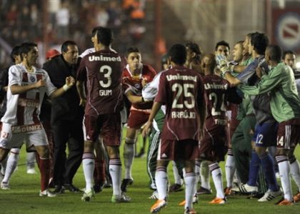 Argentinos Juniors-Fluminense: mega rissa. VIDEO