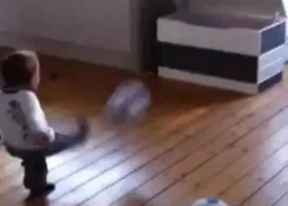 Squadra olandese ingaggia bambino di 18 mesi. VIDEO