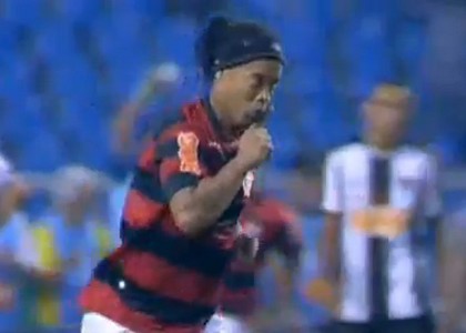 Ronaldinho segna e fa la pace coi tifosi