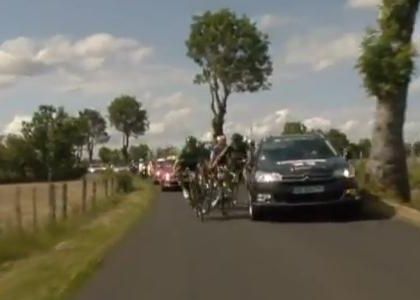 Paura al Tour: macchina travolge due ciclisti