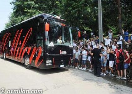 Milan, i tifosi a Berlusconi: 