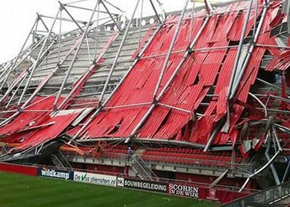 Twente, crolla lo stadio: un morto
