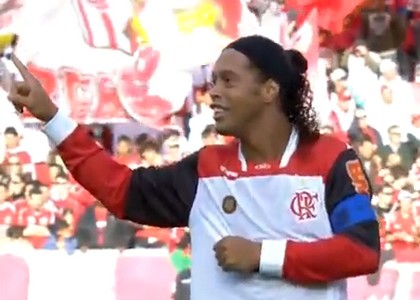 Ronaldinho insacca una punizione contro l'Internacional. GUARDA IL VIDEO