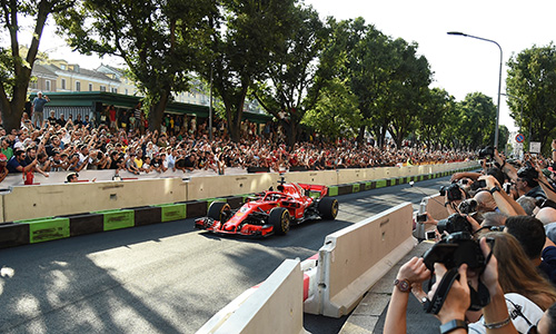 Grande festa per la Ferrari sulla darsena dei navigli di Milano