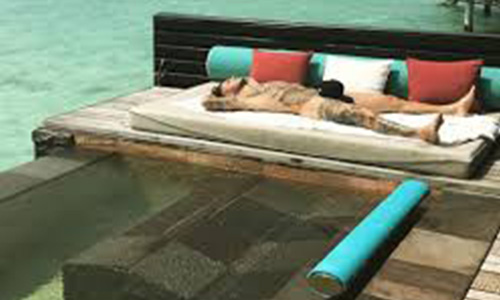 Icardi prende il sole nudo in vacanza alle Maldive