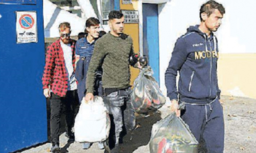 Modena: calciatori senza borsoni, ma con sacchi della spazzatura