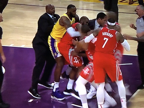 Nba, i Rockets battono 124-115 i Lakers e finisce in rissa