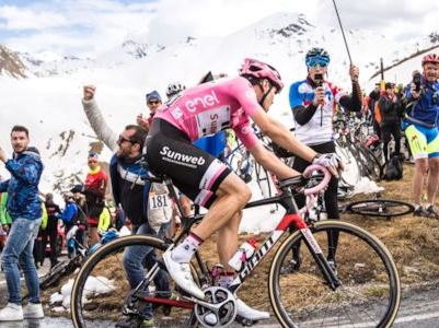 Giro d'Italia, exploit Sunweb: Kelderman maglia rosa, Hindley vince sui Laghi di Cancano