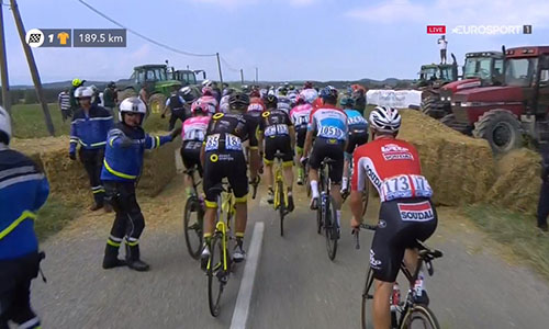 Tour de France, la protesta dei contadini blocca la corsa