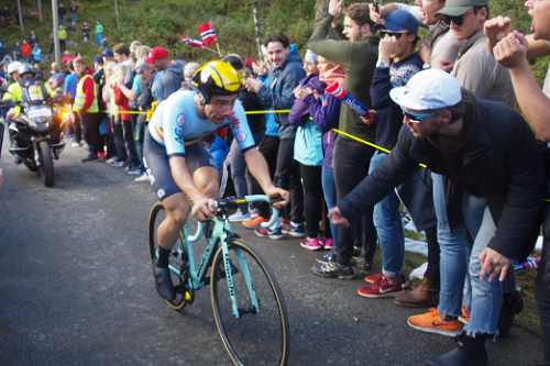 Ciclismo, Victor Campenaerts nella storia: suo il record dell'ora, beffato Wiggins