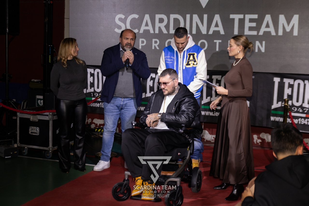 Rozzano accorre al Palasport per festeggiare e abbracciare Daniele Scardina.
