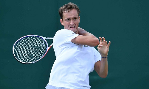 Medvedev show: battuto Tsitsipas, in finale contro Djokovic